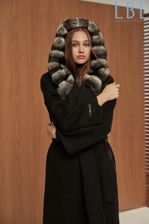 롯데홈쇼핑이 선보인 399만원 초고가 모피코트인 '친칠라 피아나 후드 롱코트'     롯데홈쇼핑 제공